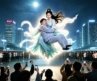 女人從天空中的裂縫中出現，降落在廣場被眾人圍觀，大家都把她當成怪物，誰料她直接使出超能力救人，守護自己的家人與家園！||七夕特輯·溫馨守護