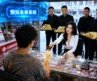 小伙当众表白却被校花女友当狗羞辱，怎料下一秒觉醒预知未来系统，靠着买10元彩票一夜狂赚千万逆袭成首富，美女总裁纷纷献身求着给他生8个娃！