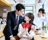 被渣男背叛，她赌气拉了个陌生男人闪婚。隔日发现他是权势滔天的冷面总裁，更翻出他藏了10年的旧照片——是她落水被救的模样。他抱住她：“找了你十年，你自投罗网了。”